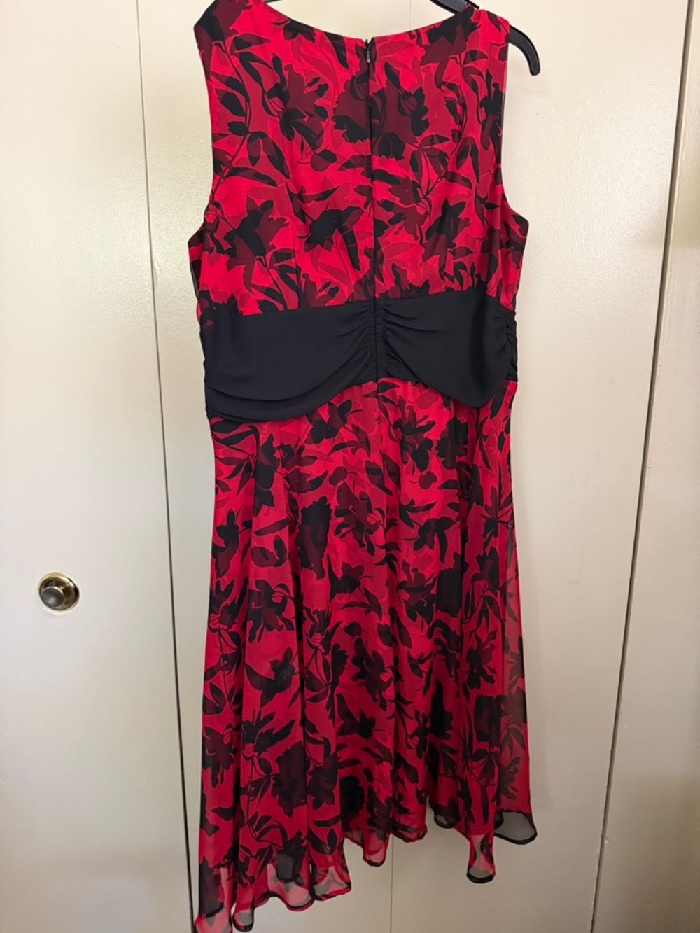 dressbarn Red and Black Floral Midi Dress with Ruched Waist - Picture 6 of 6